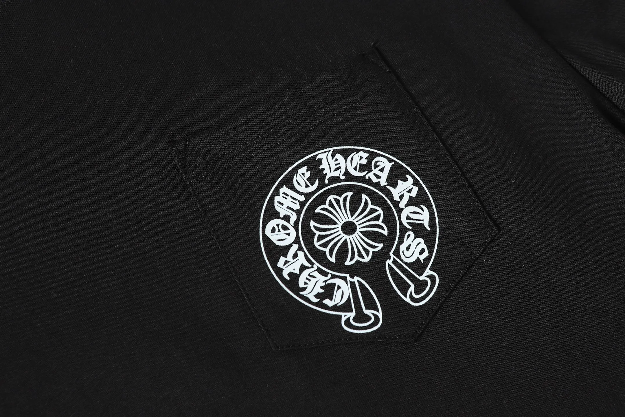 P160 Chrome Hearts CH Chrome Hearts Colorful Horseshoe Sanskrit Letter Printed Short Sleeve T-shirt Uses direct injection imported machine printing Hardware and accessories are milled and customized Correct configuration Black 2025 Chrome Hearts authentic packaging 260 grams of custom-dyed double yarn cotton Large version Loose and stylish Differentiated from low version slim and long version The upper body stretches the hips 100% commitment: top quality Not fast food The highest version on the market Top quality - different from the ordinary versions on the market If you care about quality, you should also respect the price. Absolutely 0 after-sales service and 0 return rate so far. It’s hard not to love the style - 260g double yarn cotton custom dyed fabric - Correct high-density main mark, washed tag, hand-sewn